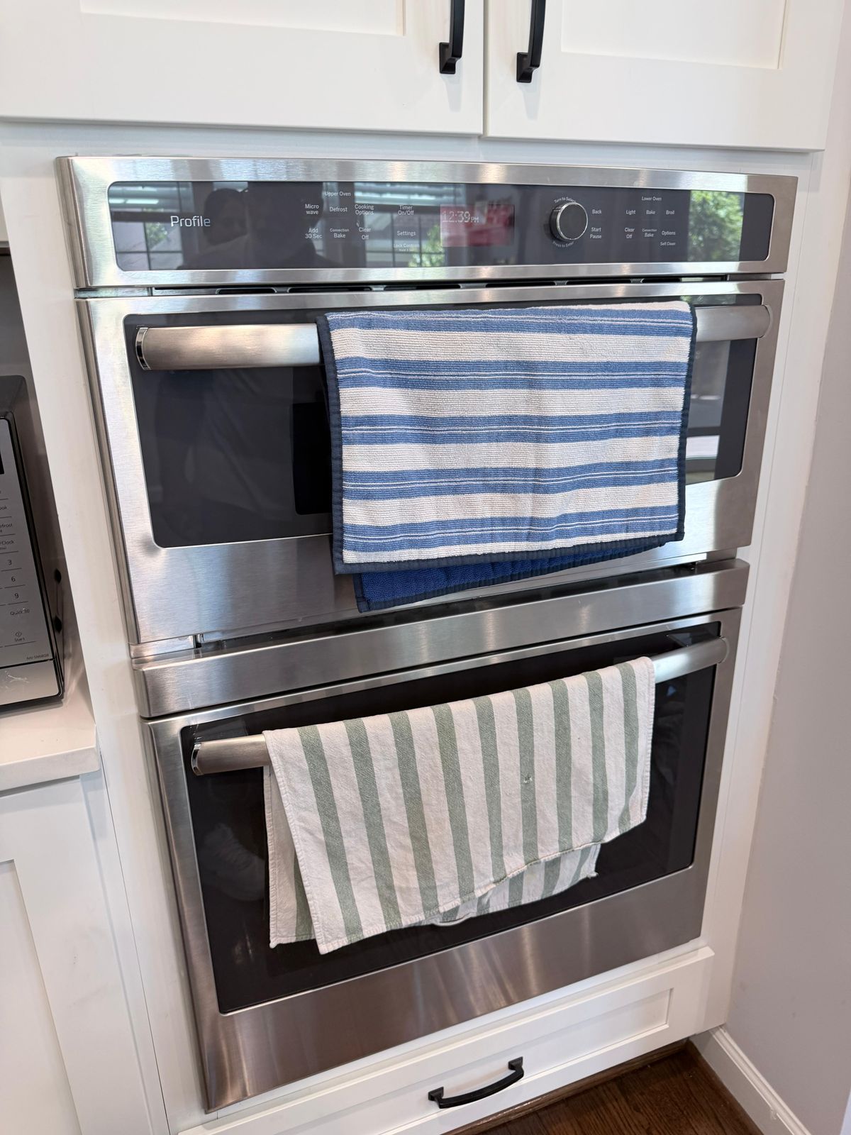Double wall oven in a customer's kitchen